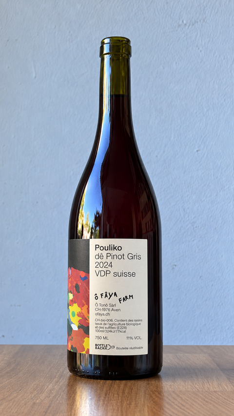 Pouliko dè Pinot Gris 2024 – Ô Fâya Farm, Rückansicht auf Holzfläche